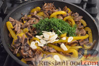 Фото приготовления рецепта: Маринованная закуска с перчиком и грибами - шаг №5