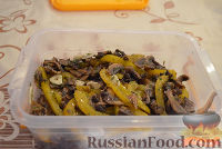 Фото приготовления рецепта: Маринованная закуска с перчиком и грибами - шаг №6