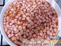 Фото приготовления рецепта: Макароны с томатным соусом и колбасой - шаг №6