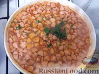 Фото приготовления рецепта: Макароны с томатным соусом и колбасой - шаг №9