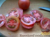 Фото приготовления рецепта: Салат из помидоров с чесноком и сыром - шаг №2