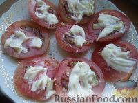 Фото приготовления рецепта: Салат из помидоров с чесноком и сыром - шаг №6