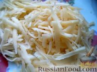 Фото приготовления рецепта: Салат из помидоров с чесноком и сыром - шаг №7
