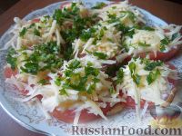 Фото приготовления рецепта: Салат из помидоров с чесноком и сыром - шаг №10