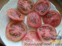 Фото приготовления рецепта: Салат из помидоров с чесноком и сыром - шаг №4