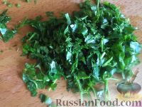 Фото приготовления рецепта: Салат из помидоров с чесноком и сыром - шаг №9