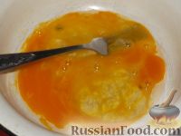 Фото приготовления рецепта: Закусочные шарики из моркови, плавленого сыра и яиц - шаг №13